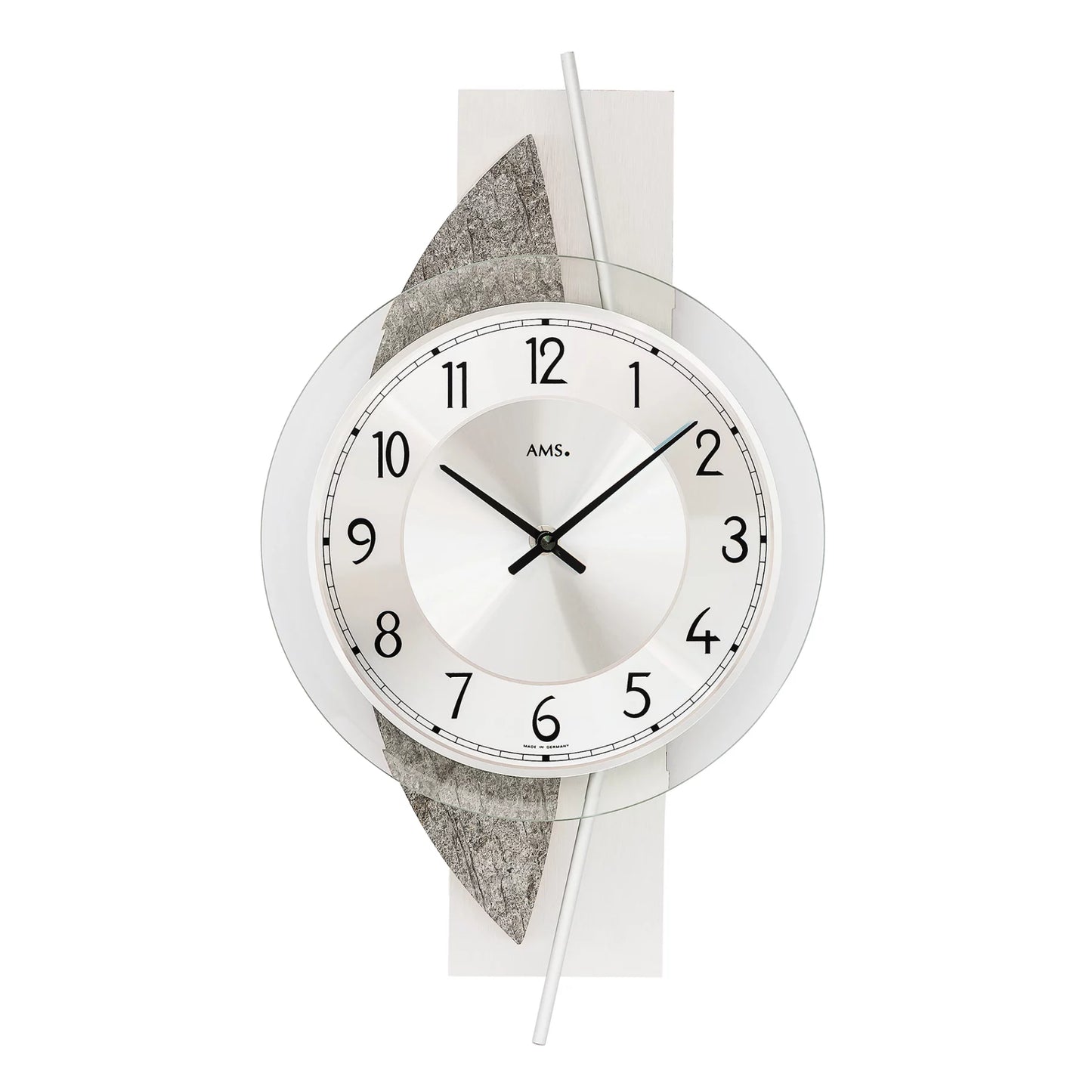 Horloge murale avec boîtier rond argenté, cadran blanc et aiguilles noires, aspect pierre