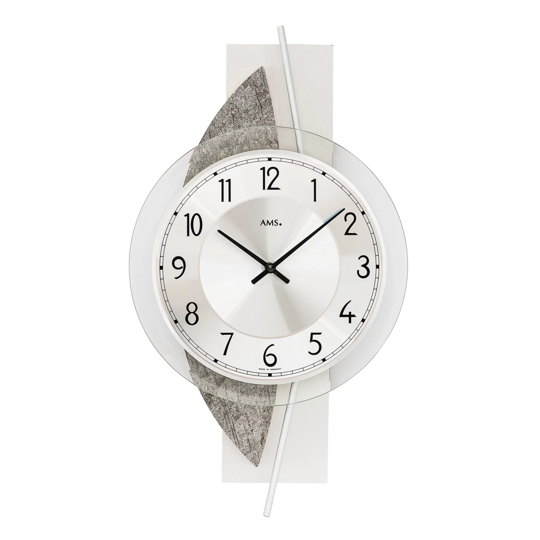 Horloge murale avec boîtier rond argenté, cadran blanc et aiguilles noires, aspect pierre