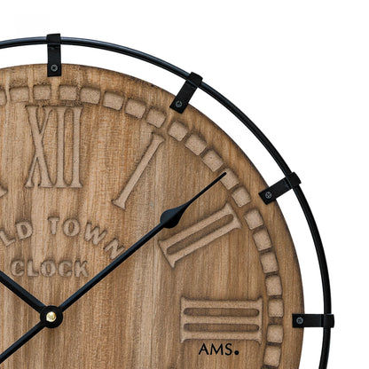 Détails de l'horloge murale : cadran en bois, chiffres romains et aiguilles noires, logo AMS