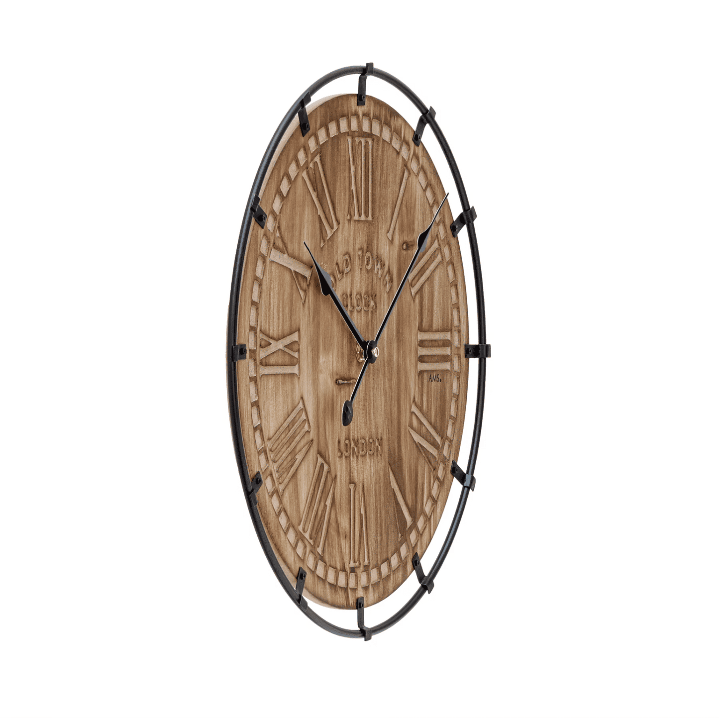 Vue de côté d'une horloge murale avec cadran en bois et cadre en métal noir