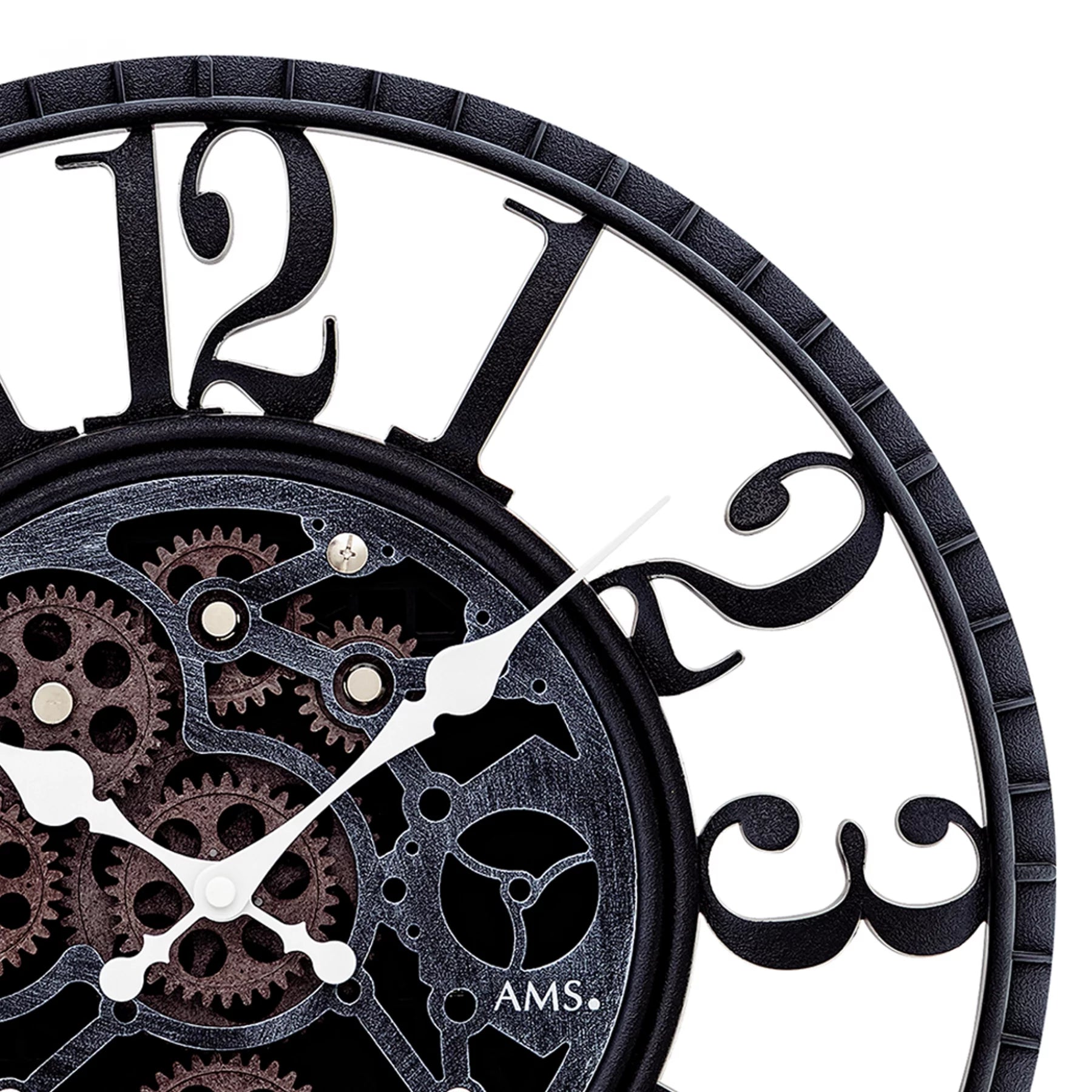 Vue détaillée de l'horloge murale : cadran noir et blanc et engrenages visibles avec logo AMS.