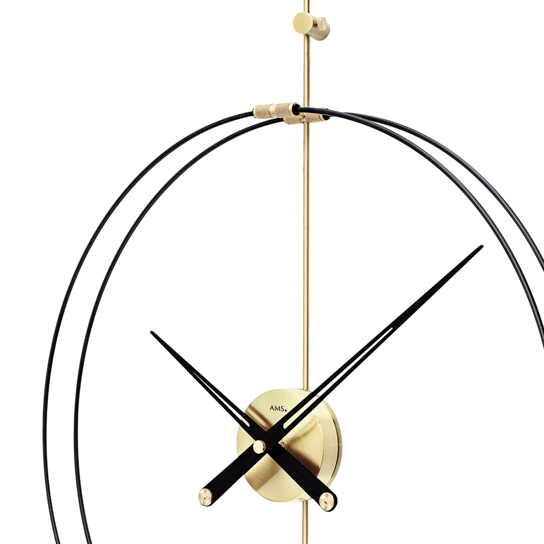 Horloge murale avec anneau en métal noir, centre doré et aiguilles noires