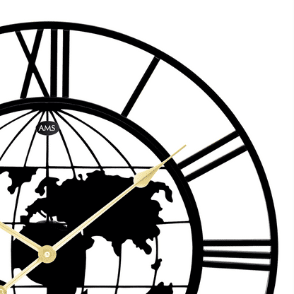 Horloge murale : Gros plan du cadran carte du monde avec aiguilles dorées et marqueurs romains