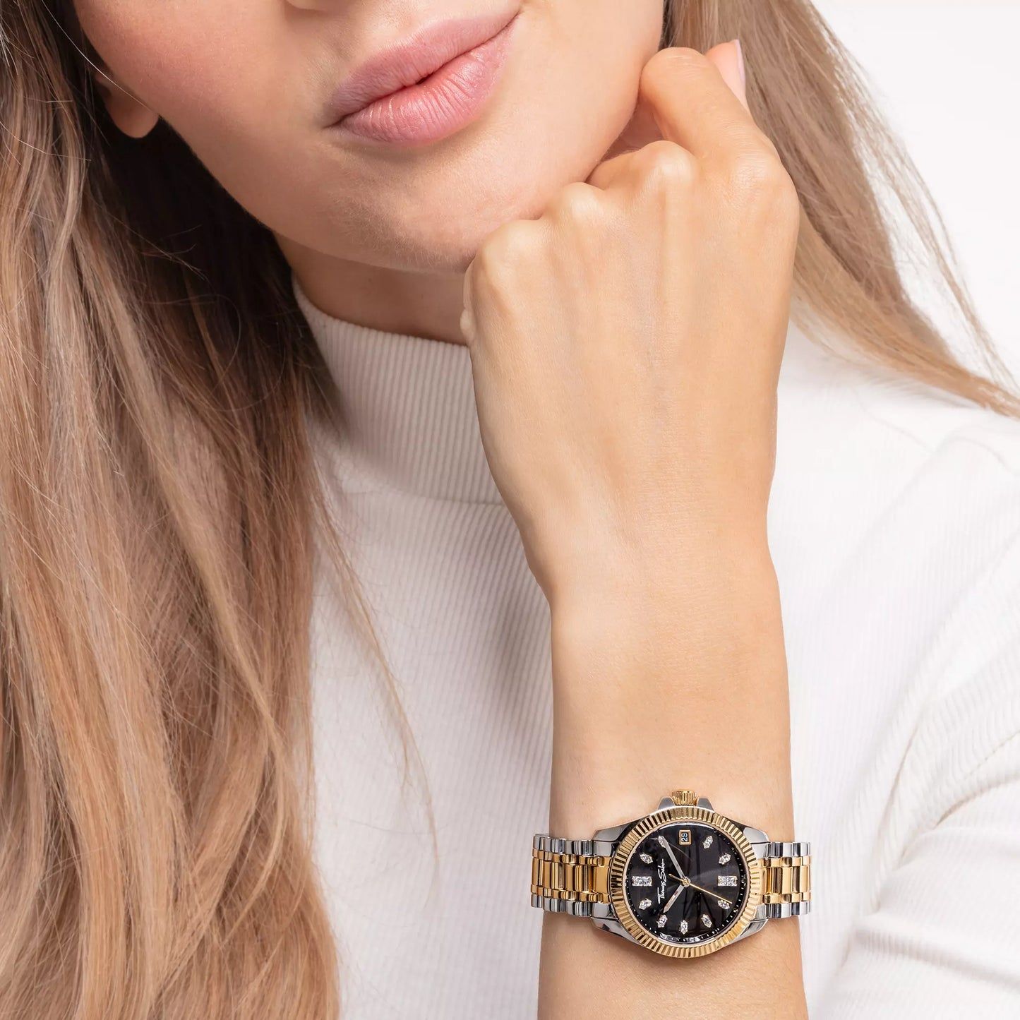 Bicolor Damenarmbanduhr mit schwarzem Zifferblatt und Metallarmband am Handgelenk