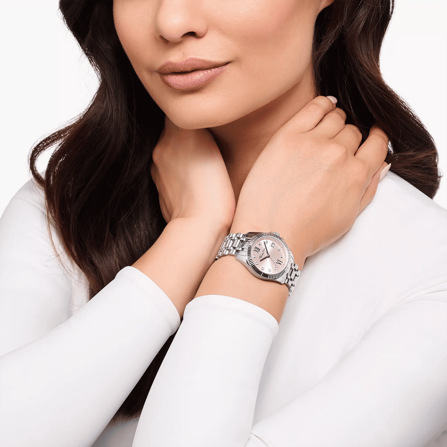 Damenuhr am Handgelenk mit rosafarbenem Zifferblatt und Edelstahlarmband