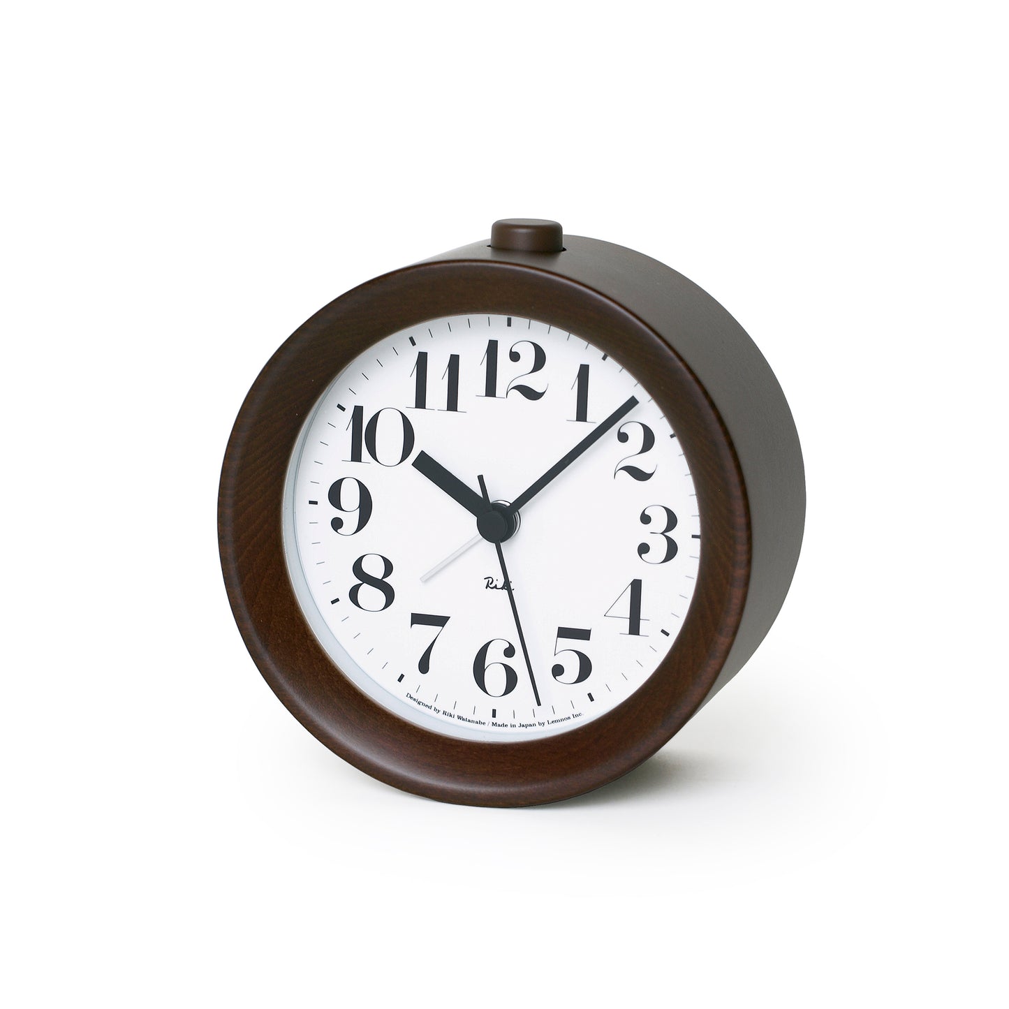 Runder Wecker aus braunem Holz mit analogem Ziffernblatt und schwarzen Zeigern