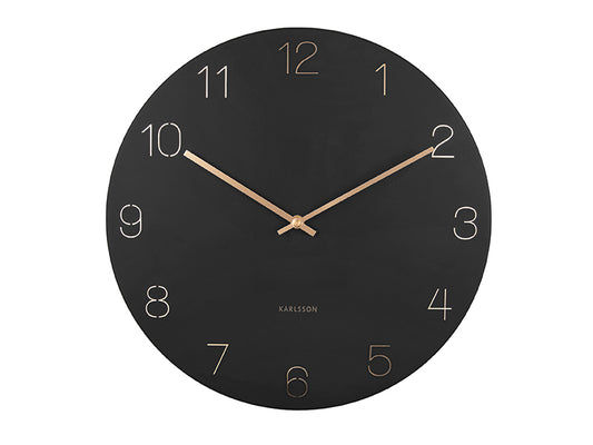 Horloge murale noire avec chiffres dorés gravés et aiguilles dorées, forme ronde