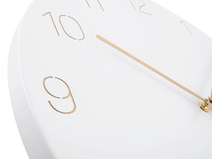 horloge murale blanche avec aiguilles dorées et chiffre 10 gravé