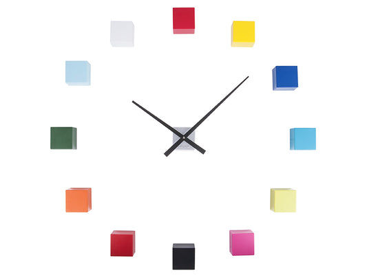 Horloge murale multicolore avec aiguilles noires et éléments cubiques modulaires