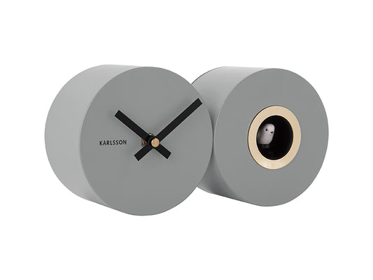 Horloge murale double avec deux cadrans ronds gris et aiguilles noires.