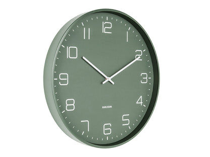 Horloge murale verte avec cadran blanc, aiguilles larges et logo Karlsson au centre