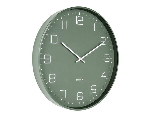 Horloge murale verte avec cadran blanc, aiguilles larges et logo Karlsson au centre