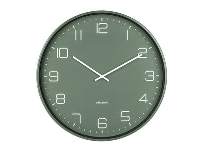 Horloge murale ronde verte avec marqueurs d'heures blancs, trois aiguilles et un cadre sombre