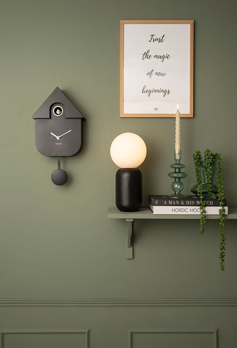 Karlsson Horloge murale coucou noire, forme maison avec balancier et ouverture fenêtre