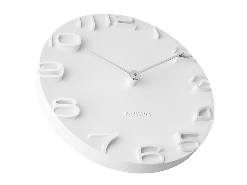 Horloge murale avec cadran blanc, chiffres rectangulaires et aiguilles en vue latérale