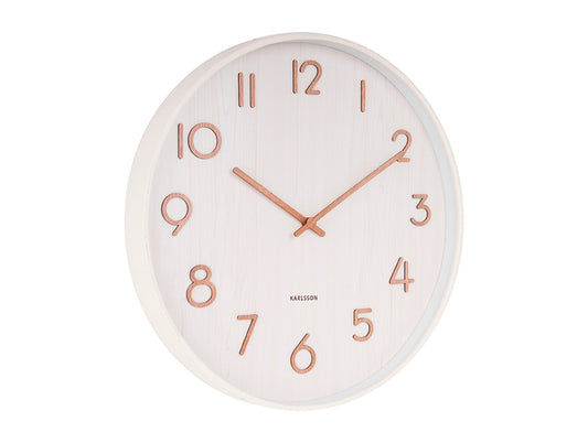 Horloge murale ronde avec cadran clair, chiffres et aiguilles orange