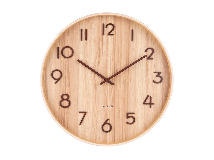 Horloge murale ronde en bois clair avec aiguilles noires et chiffres romains
