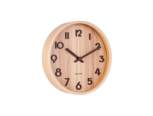 Karlsson Pure petite horloge murale en bois clair, forme ronde, aiguilles et chiffres noirs