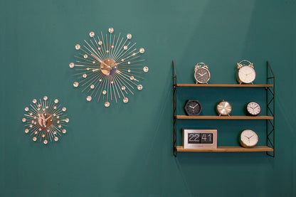 Grande horloge murale avec design rayons et boules de cristal, cadran rond argenté