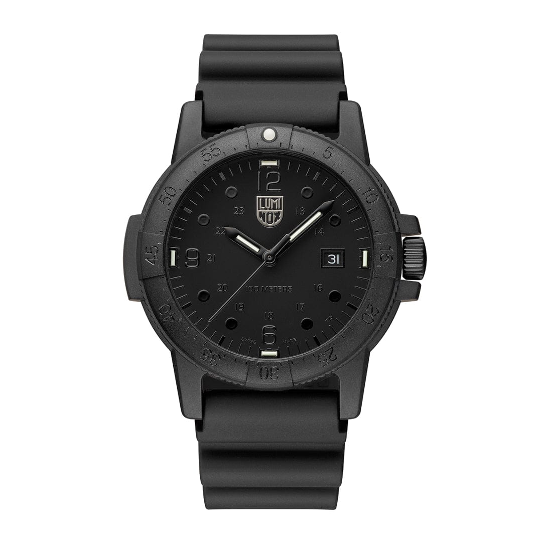 Schwarze Herrenuhr mit rundem Zifferblatt, schwarzem Kautschukarmband und leuchtenden Zeigern