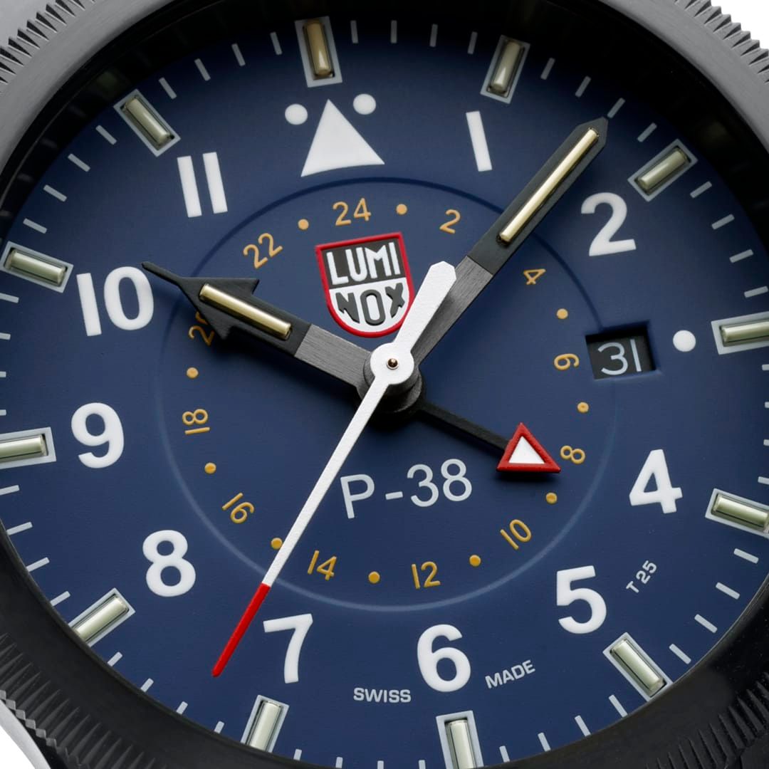Luminox P-38 Lightning Zifferblatt mit LUMINOX-Logo, GMT-24h-Anzeige und Leuchtmarken