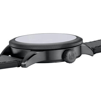 Luminox Herrenuhr mit geriffelter Lünette und Krone, seitliche Ansicht