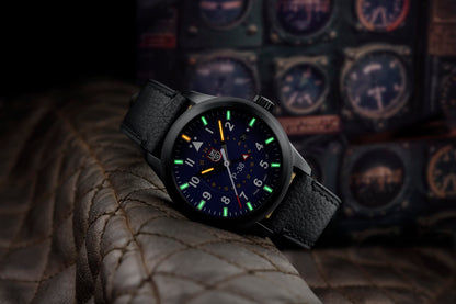 Luminox Herrenuhr P-38 Lightning am Handgelenk mit leuchtenden Zeigern
