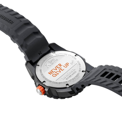 Rückseite einer Herrenarmbanduhr mit Gravur, schwarzem Gehäuse und rotem Kronenelement