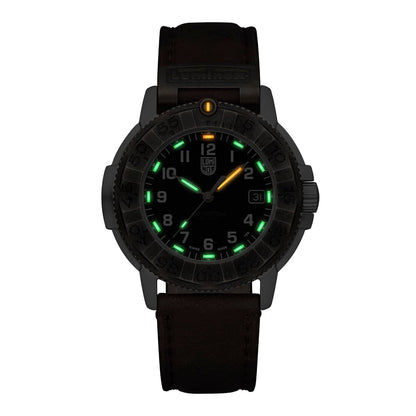 Luminox Herrenarmbanduhr mit schwarzem Gehäuse und braunem Lederarmband, grün leuchtend