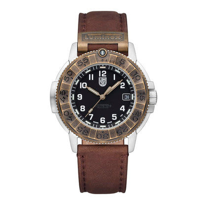 Luminox Herrenarmbanduhr mit braunem Lederarmband, schwarzem Zifferblatt und Gold-Lünette