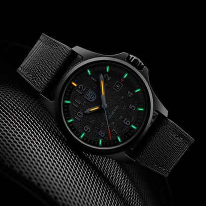 Montre pour homme en gros plan : cadran noir avec index des heures lumineux verts