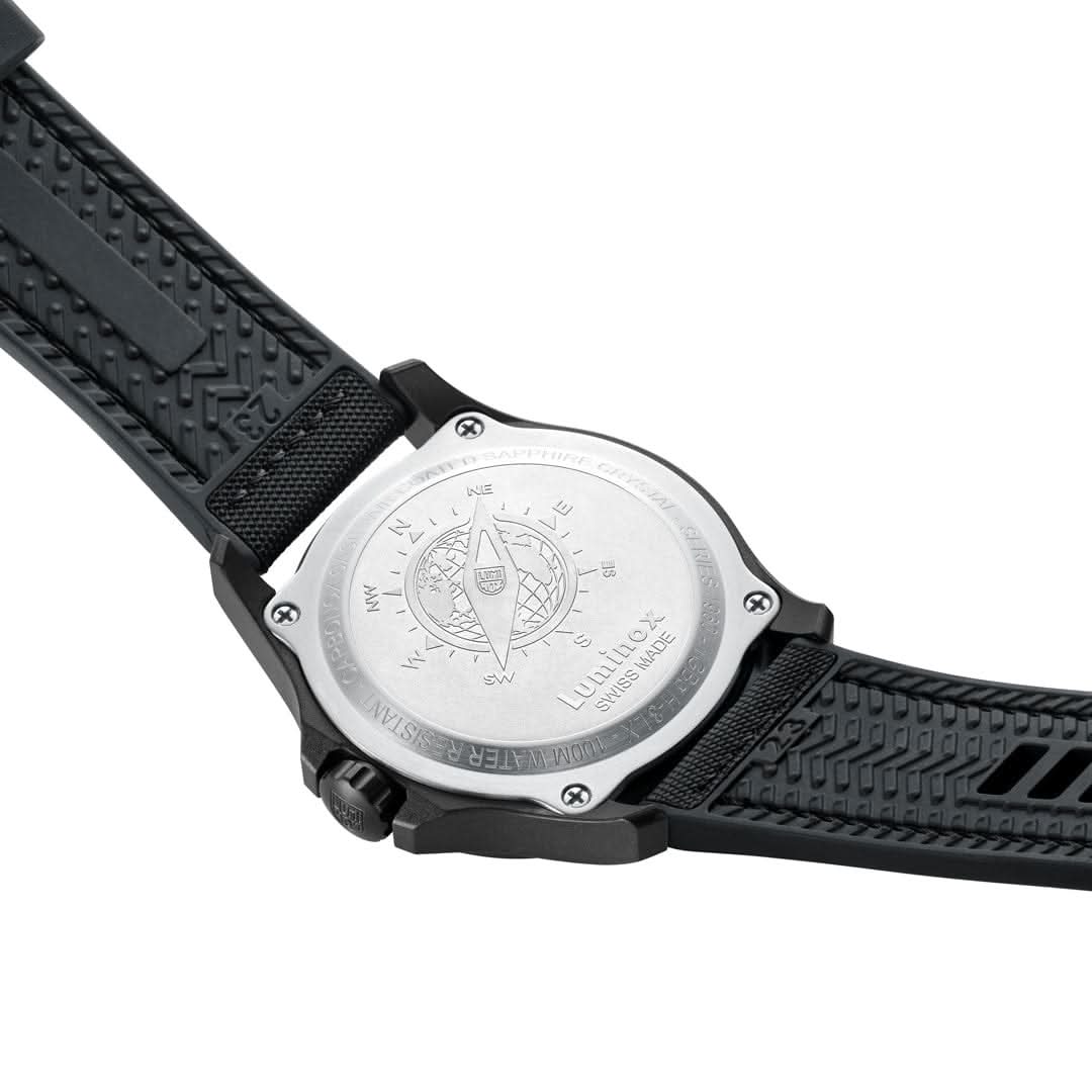 Montre homme avec bracelet noir texturé et boîtier argenté, cadran.