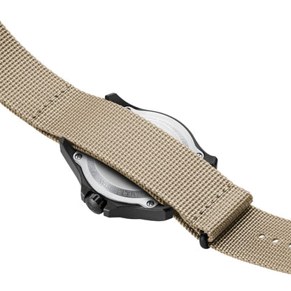 Montre homme avec bracelet en tissu beige et boîtier noir, vue de côté.