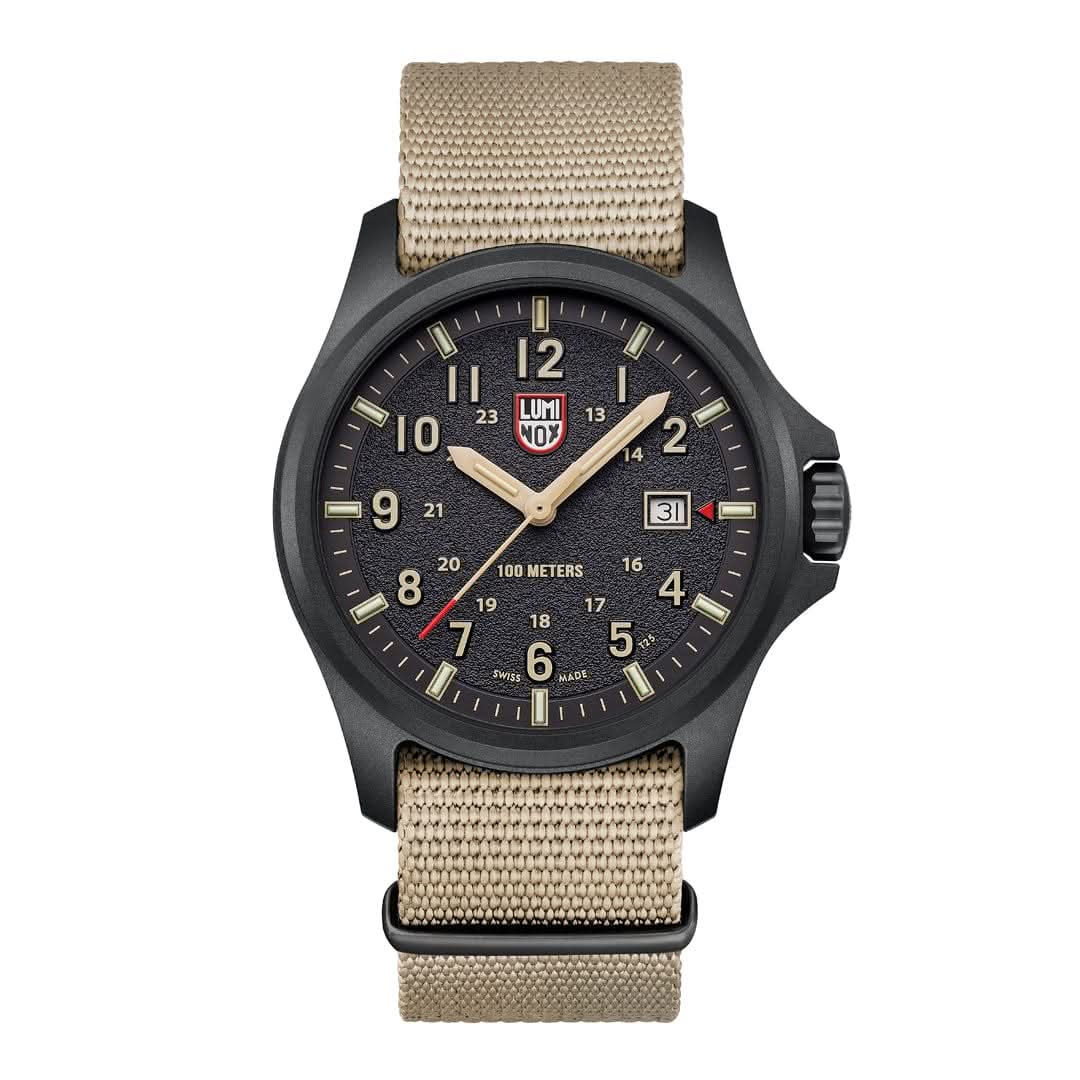 Montre homme avec bracelet textile beige et boîtier noir, chiffres luminescents
