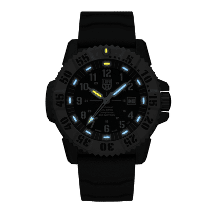 Montre pour homme avec bracelet en silicone noir, cadran noir et aiguilles lumineuses bleues/jaunes.