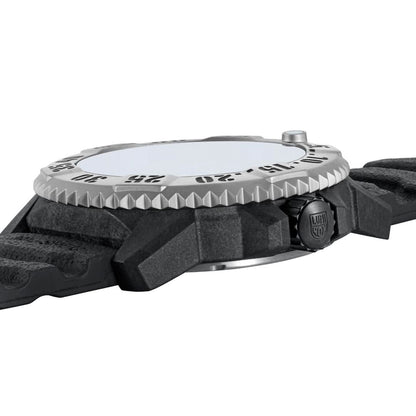 Montre pour homme de côté : lunette grise cannelée et bracelet textile noir avec capuchon logo.