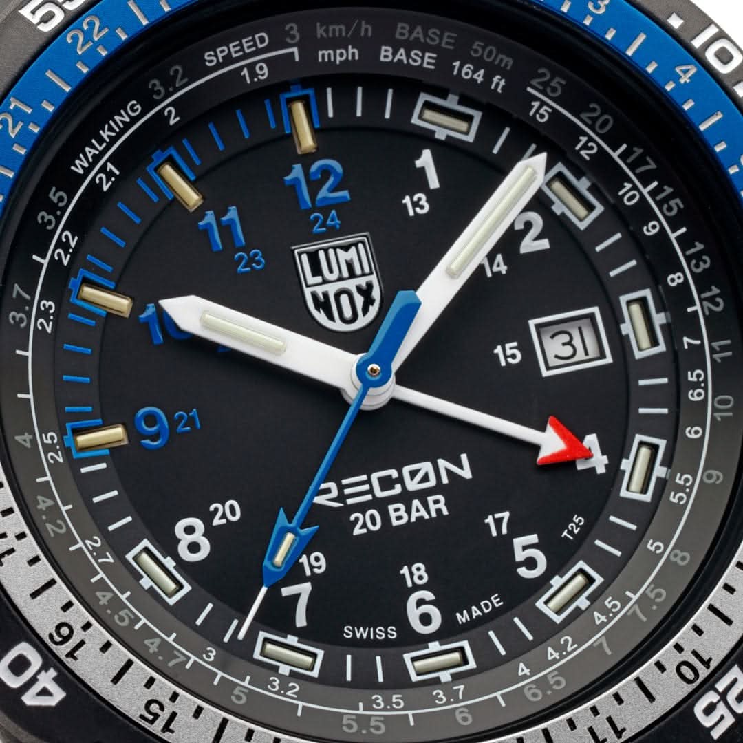 Bracelet pour homme Gros plan : lunette bleu argenté, cadran noir avec index luminescents