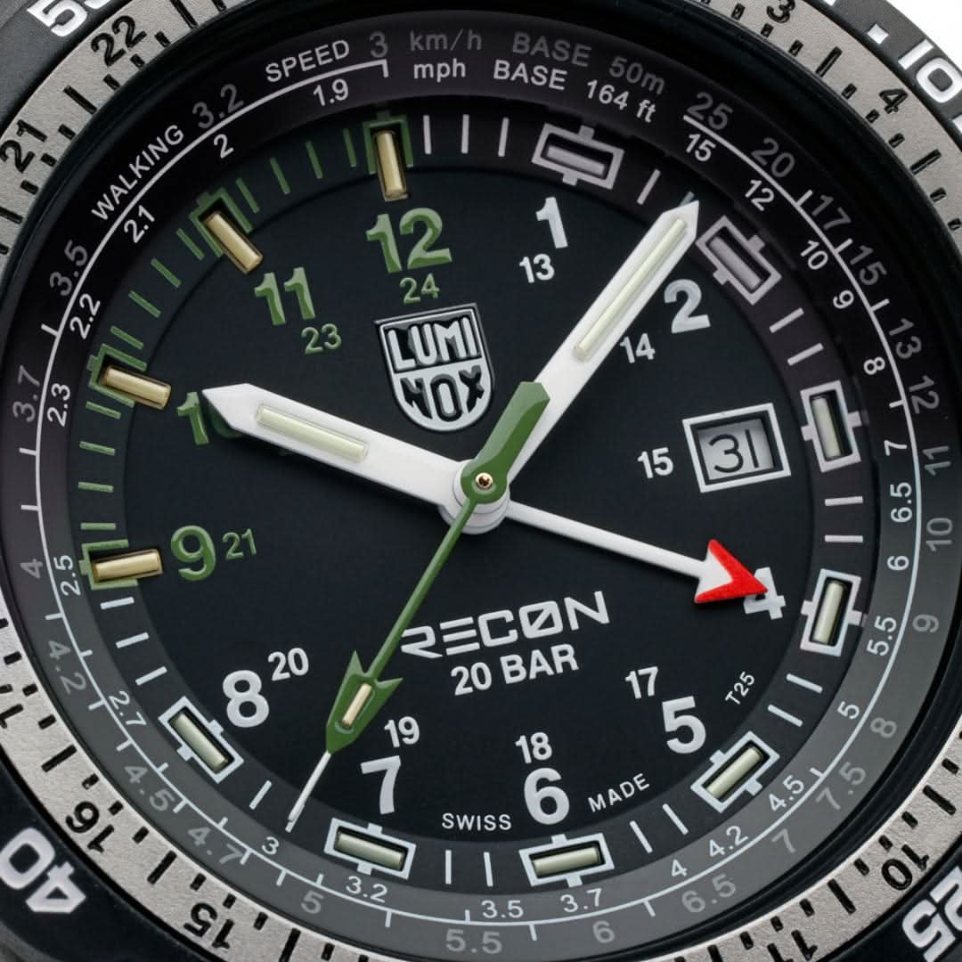 Gros plan de la montre Luminox RECON pour homme : cadran noir avec index lumineux verts