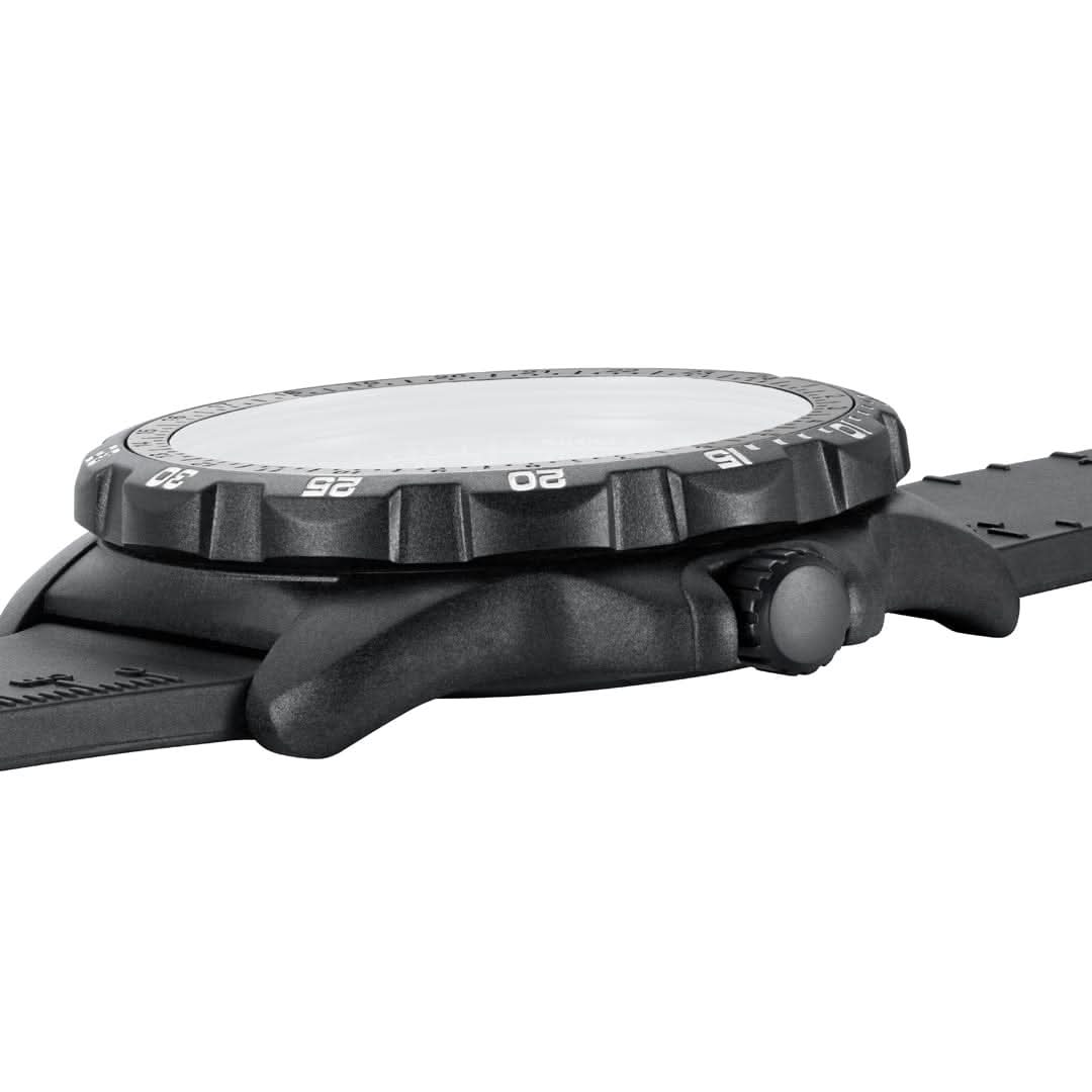 Luminox RECON-Montre homme vue de dessus : lunette et boîtier noirs avec attaches de bracelet