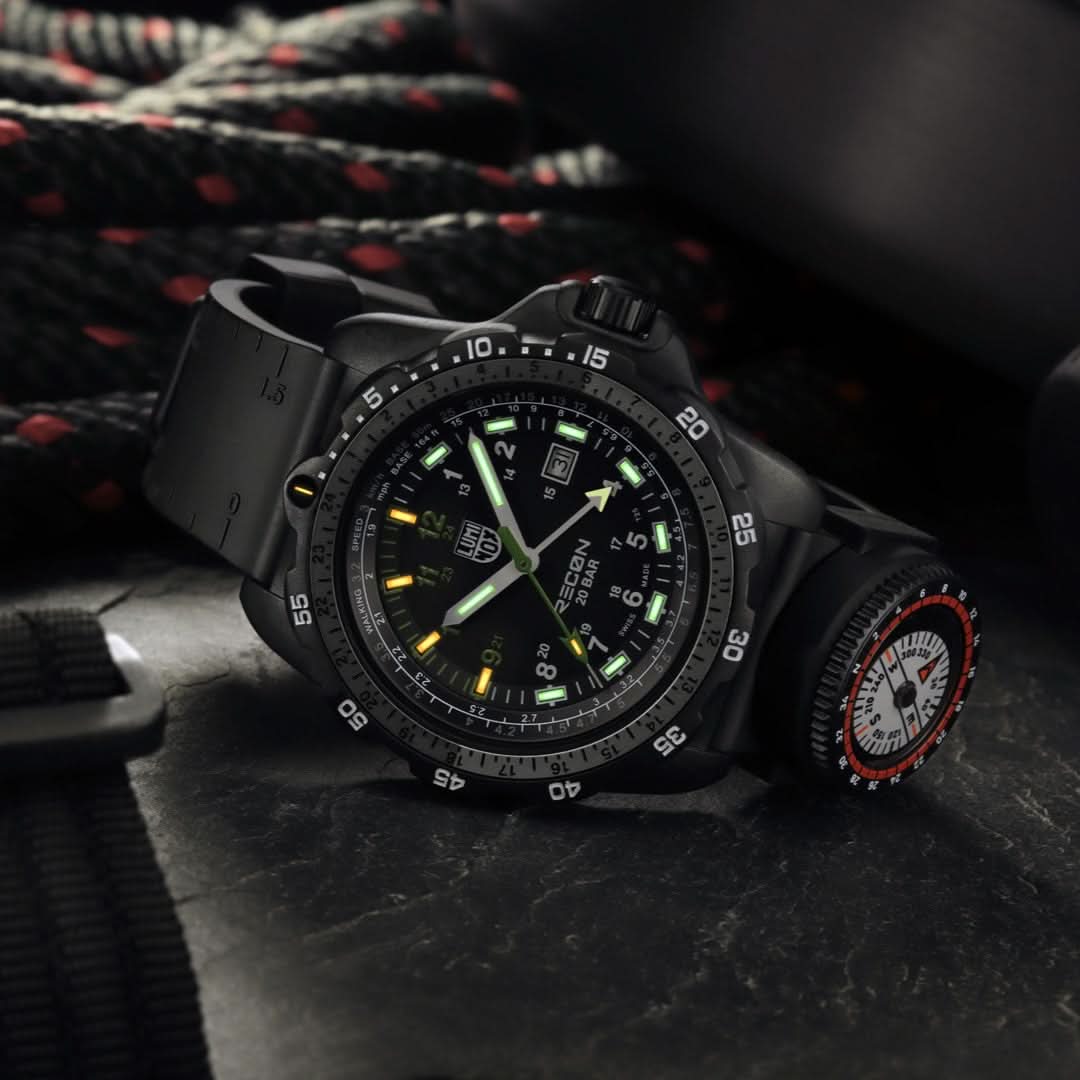 Montre Luminox RECON pour homme, noire avec aiguilles luminescentes vertes et bracelet rembourré