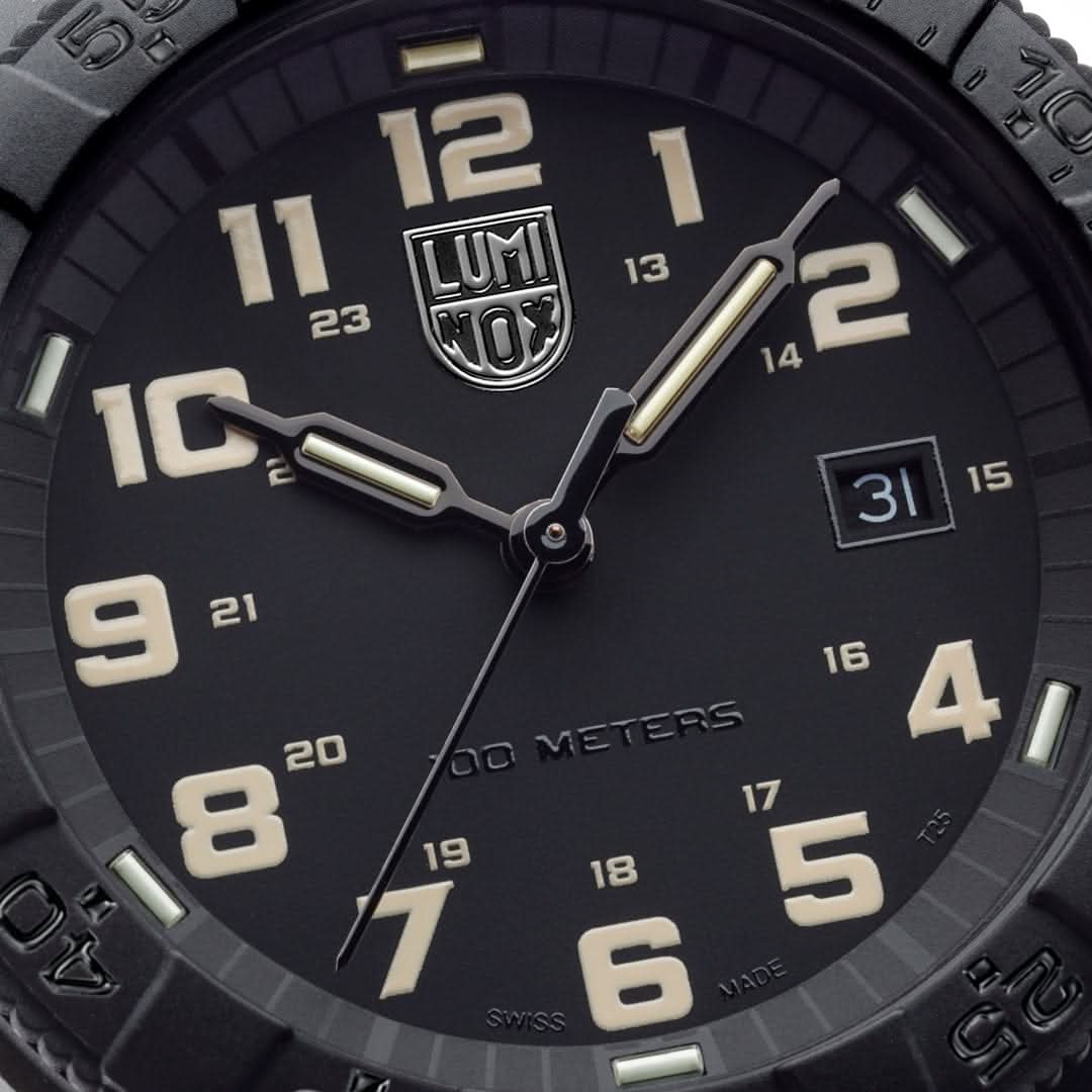 Montre bracelet pour homme, détail du cadran noir avec de grands chiffres luminescents et une fenêtre de date