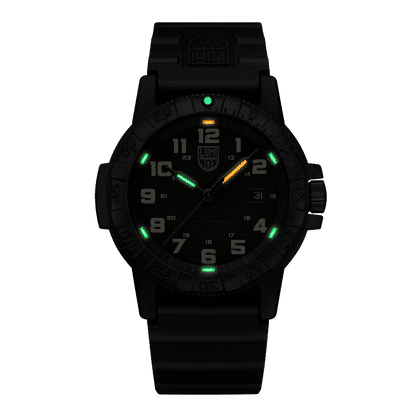 Bracelet de montre pour homme avec boîtier noir, cadran avec index lumineux verts et bracelet en caoutchouc