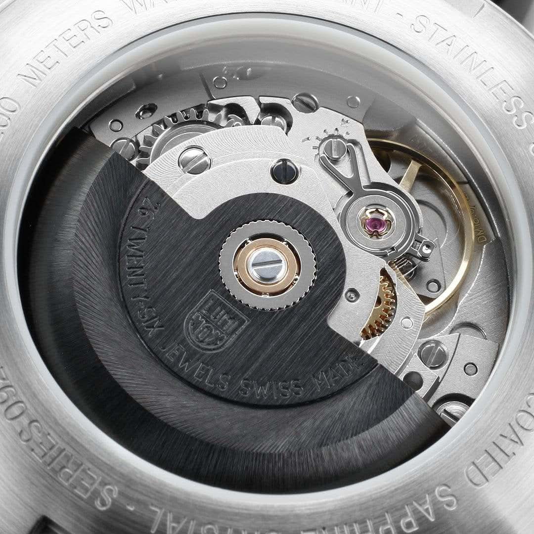 Mouvement mécanique dans le fond du boîtier de la montre bracelet pour homme avec engrenages visibles