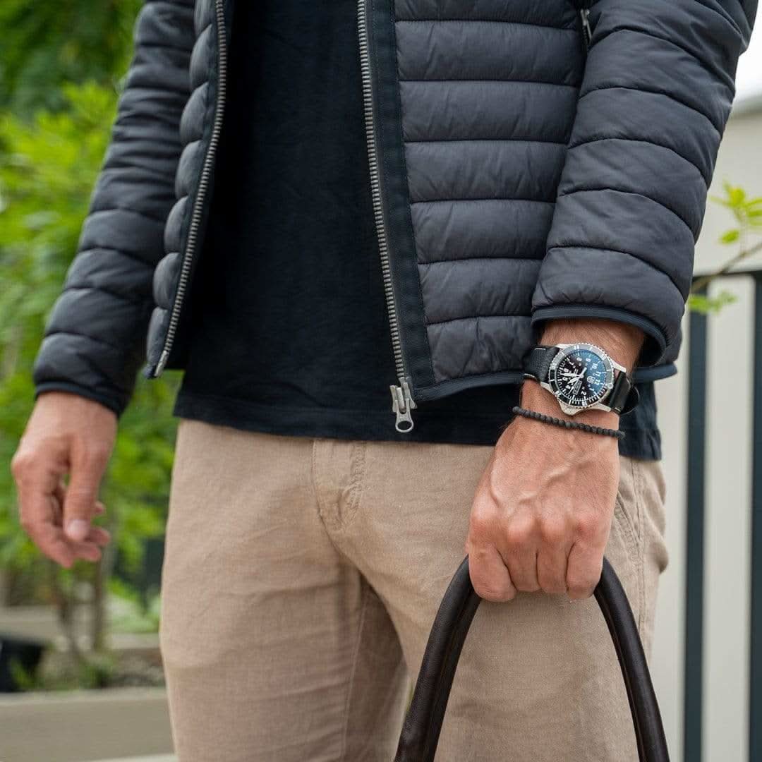Montre bracelet pour homme au poignet avec cadran bleu et bracelet noir
