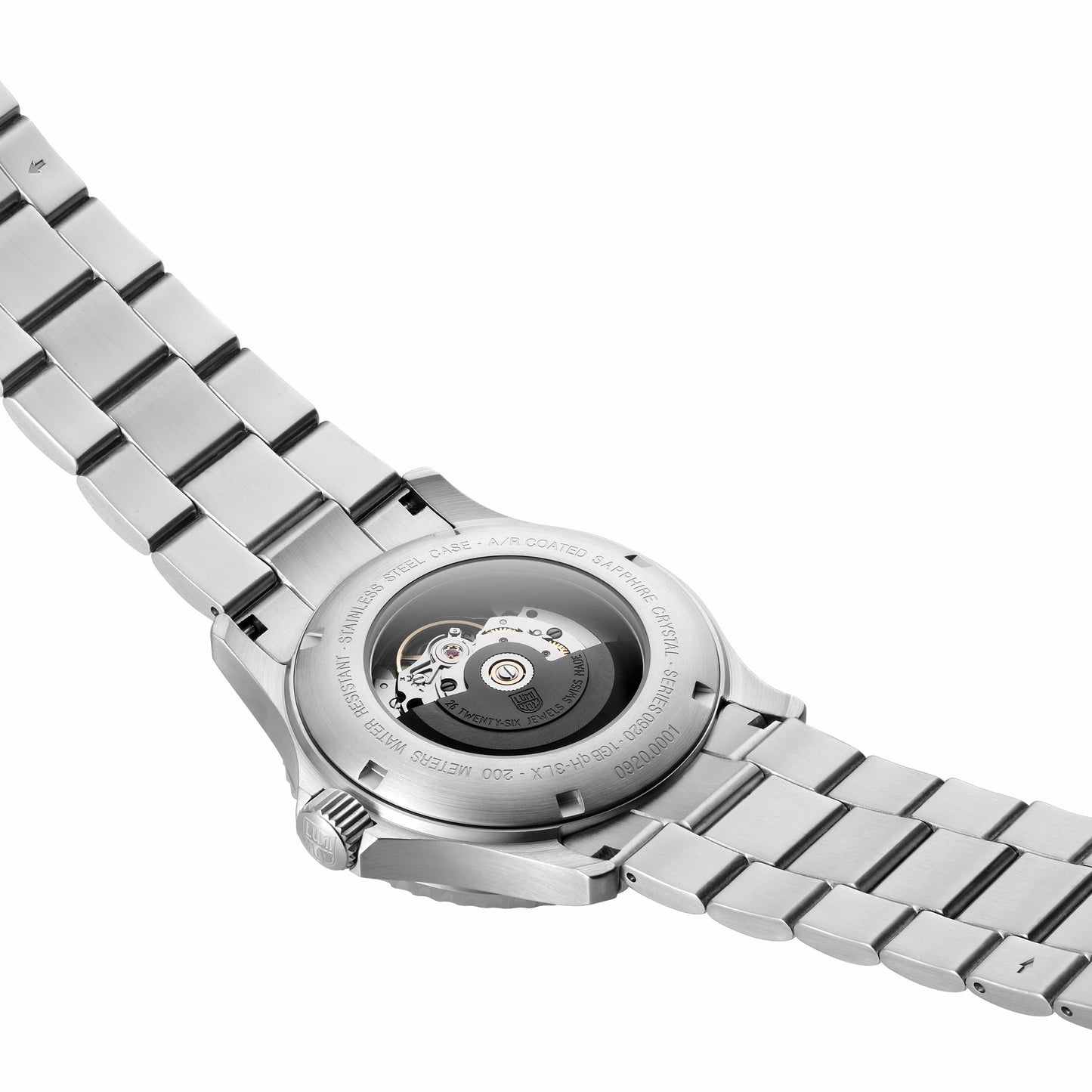 Montre de sport vue de dos sur bracelet : fond du boîtier et détails visibles du mouvement