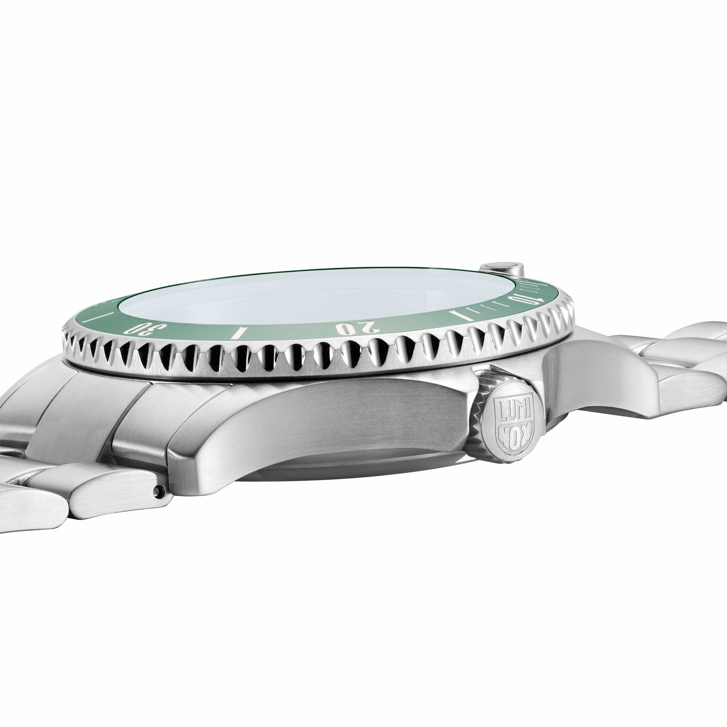 Montre de sport vue de côté, lunette et couronne noires, profil plat