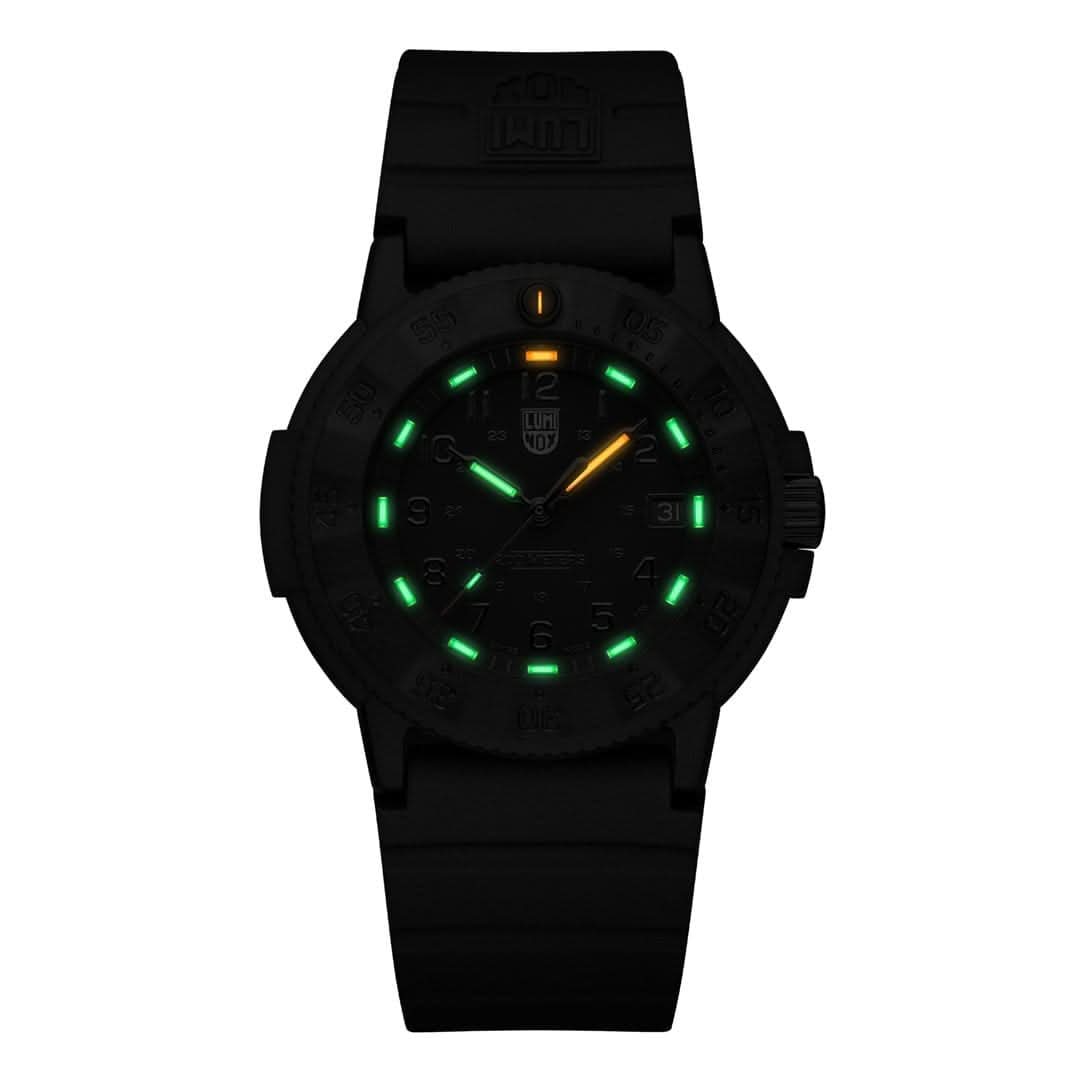 Montre noire pour homme avec aiguilles et index verts lumineux sur cadran sombre