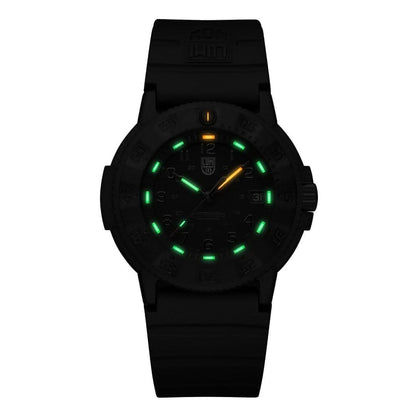 Montre noire pour homme avec aiguilles et index verts lumineux sur cadran sombre