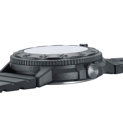 Vue latérale d'une montre noire pour homme avec lunette moletée