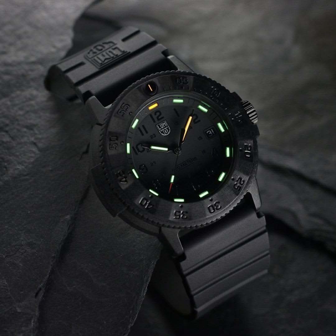 Montre noire pour homme avec index, lunette et bracelet en caoutchouc verts lumineux